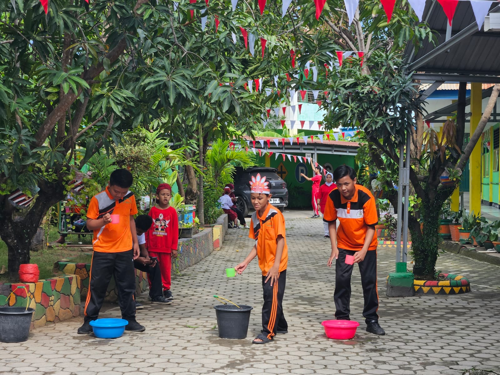 lomba mengisi air dalam botol
